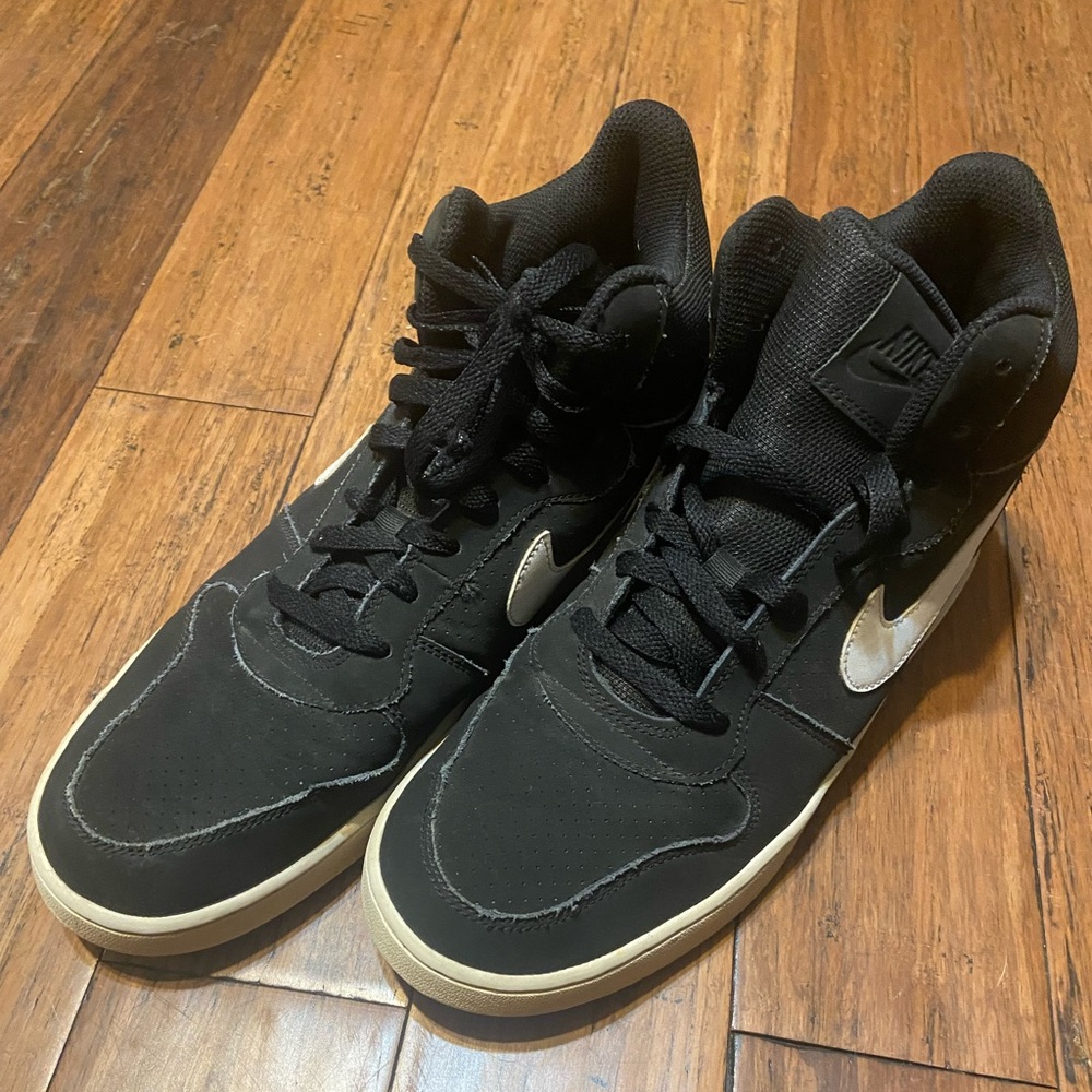 Nike Court Borough Sneakers Size 10.5 Black White Suede Basketball Shoes Mid